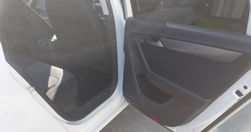Volkswagen Passat cena 24500 przebieg: 299000, rok produkcji 2013 z Zambrów małe 121